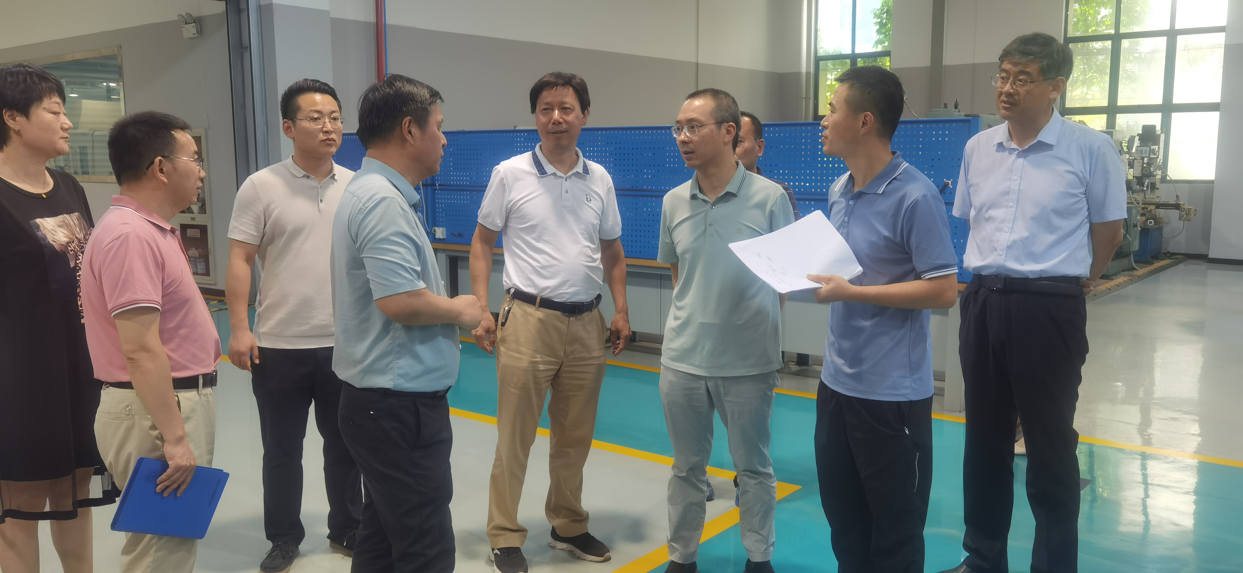 一群人站着  描述已自动生成